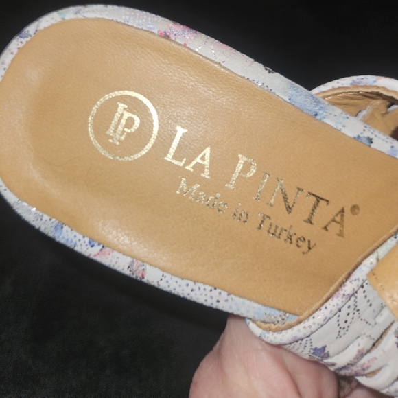 Sz 37 Floral Women's Low Heel Sandals with Buckle - Picture 5 of 14